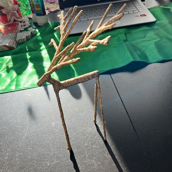 Sprakly gold Christmas Reindeer decor 🎄✨ - Picture 3 of 5